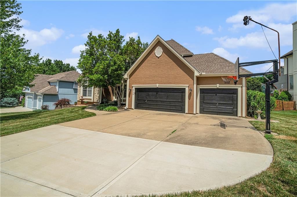 5713 NE Sapphire Court — photo 2