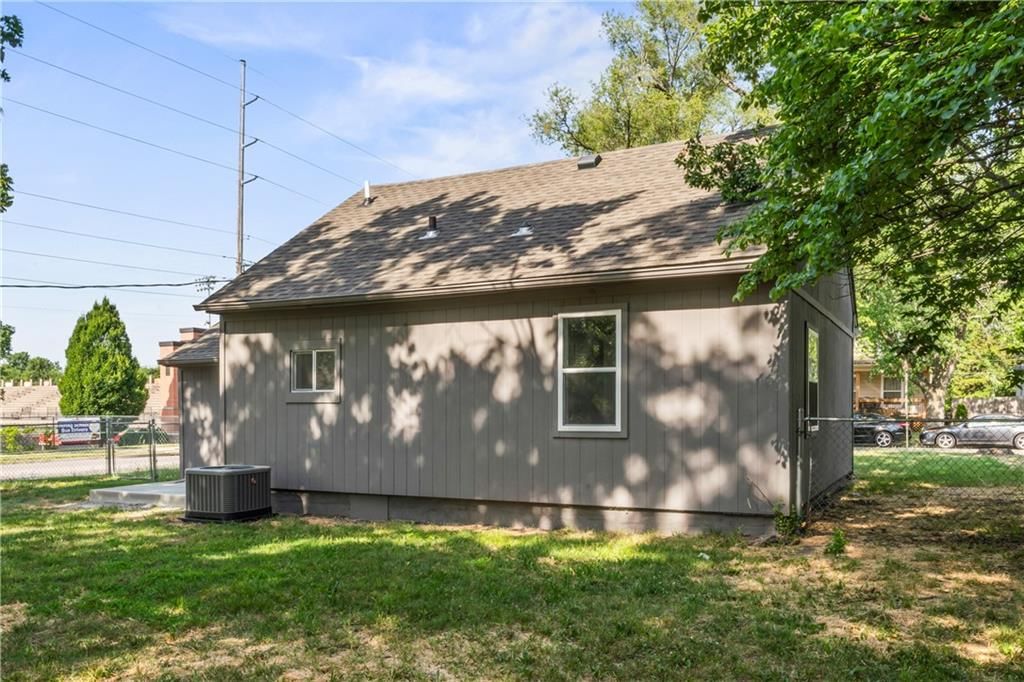 1830 Illinois Street — photo 32