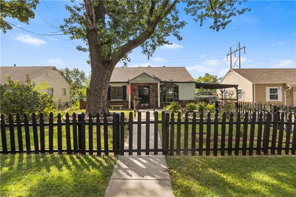 5017 Crest Drive, Kansas City, KS