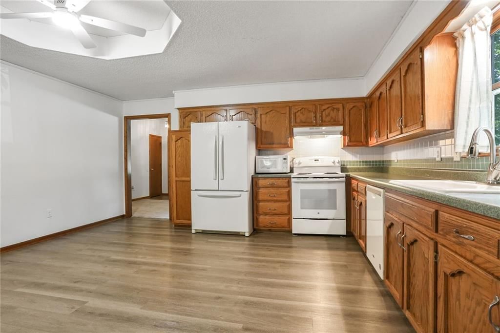 15904 Richmond Avenue — photo 9