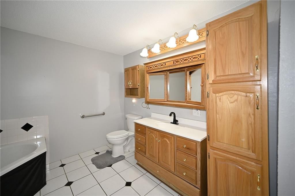 301 N Chester Avenue — photo 27