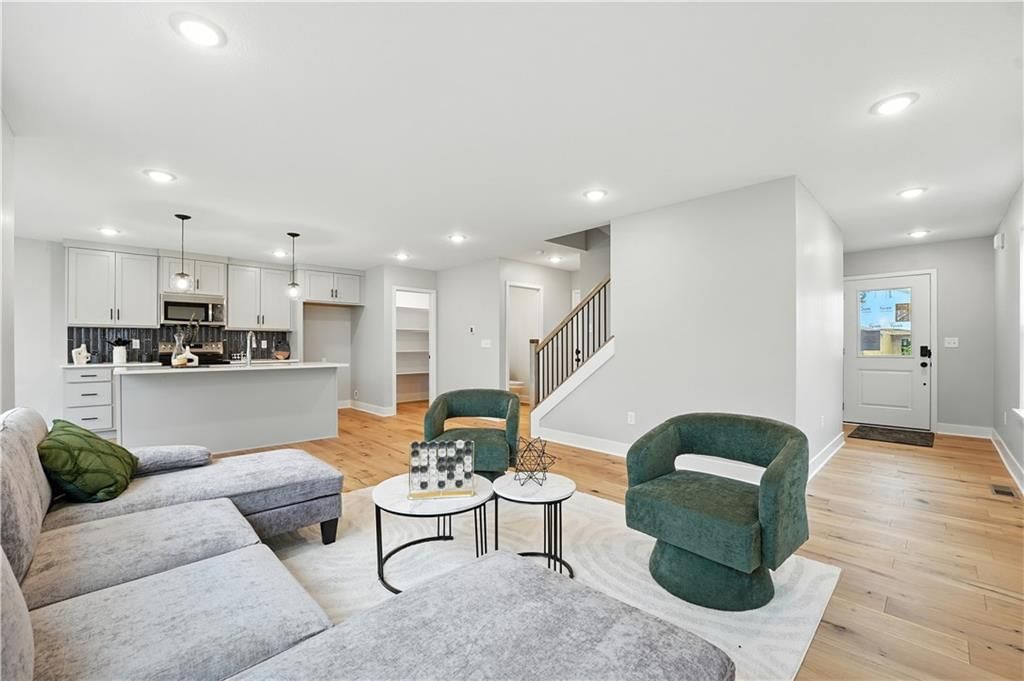 717 Glenn Circle — photo 2