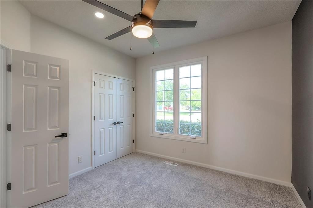 129 SE Chelsea Drive — photo 23