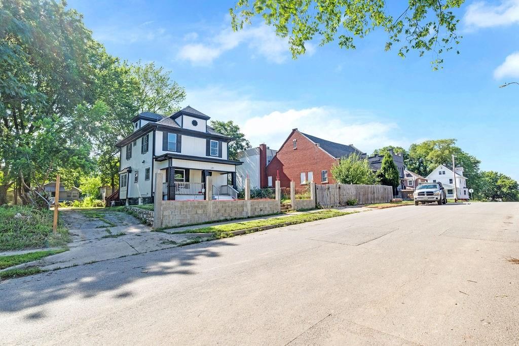 2406 Kensington Avenue — photo 5