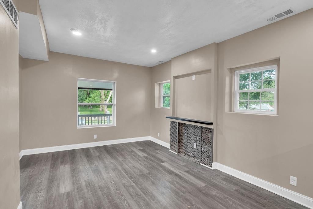 2406 Kensington Avenue — photo 9