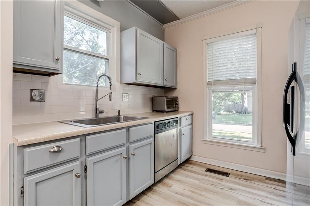 404 S Sycamore Street — photo 17