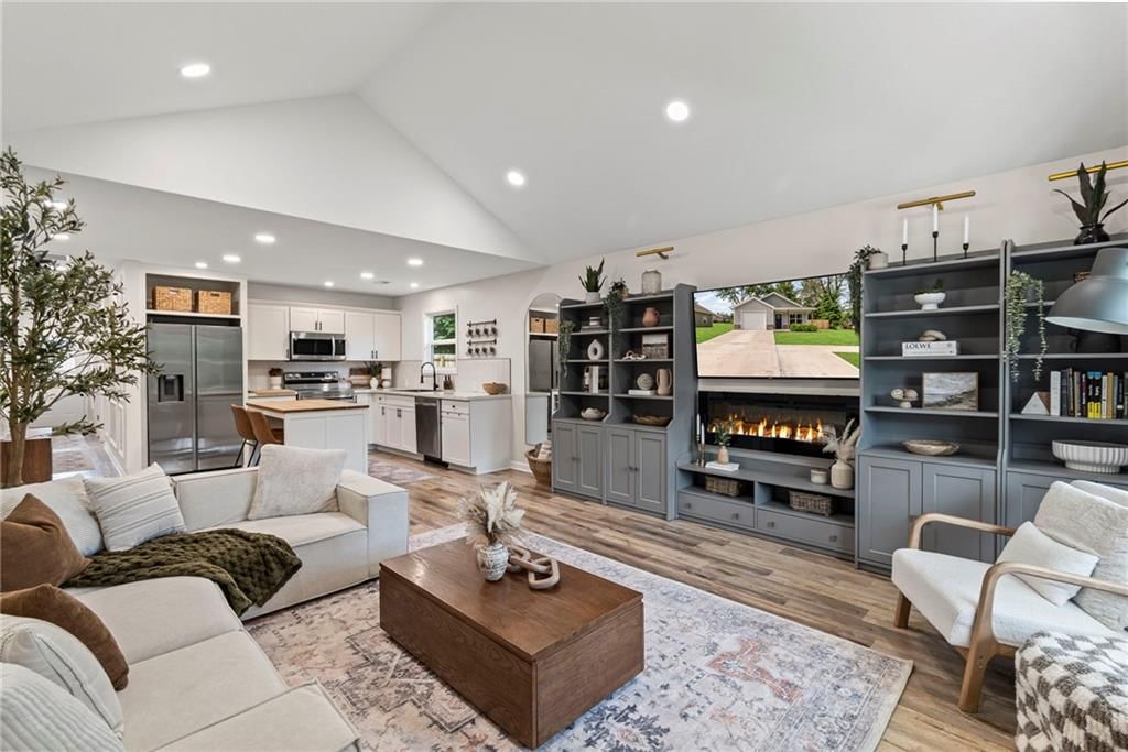 521 E Bird Street — photo 3