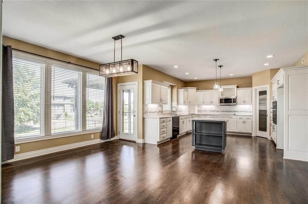 512 NE Spring Creek Place — photo 5