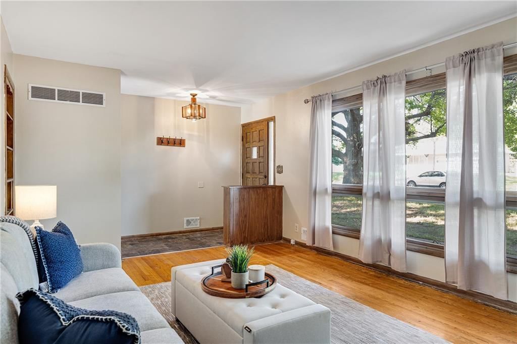 4921 S Willis Avenue — photo 3