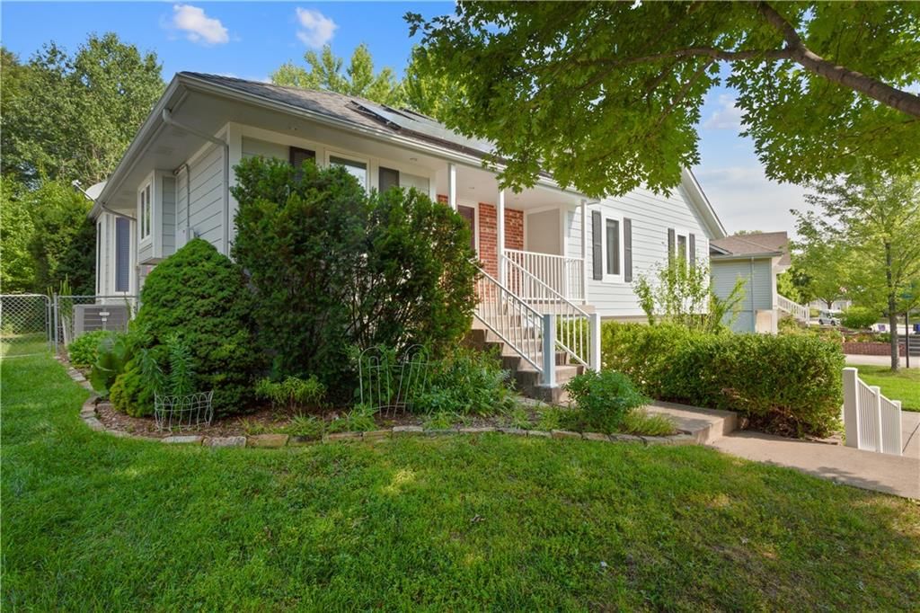 1632 NE Westwind Drive — photo 2