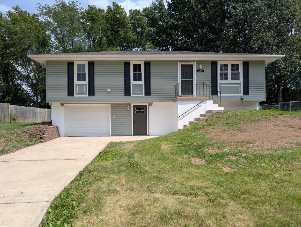 2205 S Owing Street, Oak Grove, MO