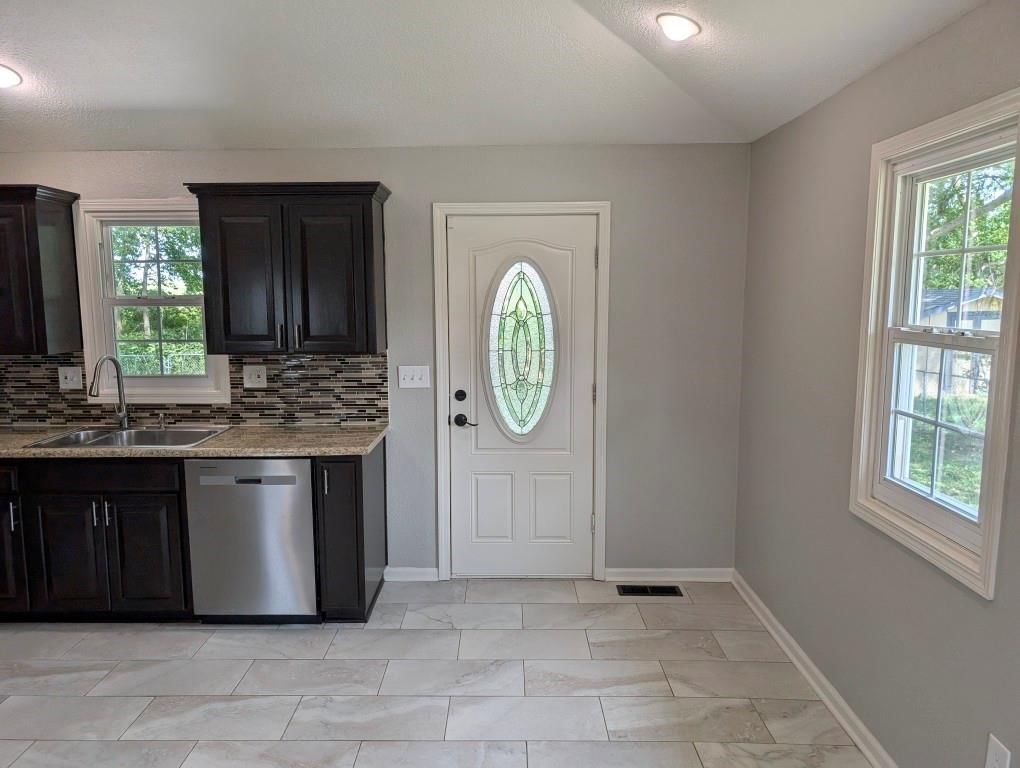 2205 S Owing Street — photo 9
