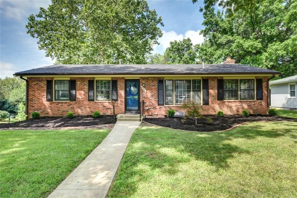 4714 NE Chouteau Drive, Kansas City, MO