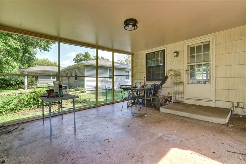4714 NE Chouteau Drive — photo 37