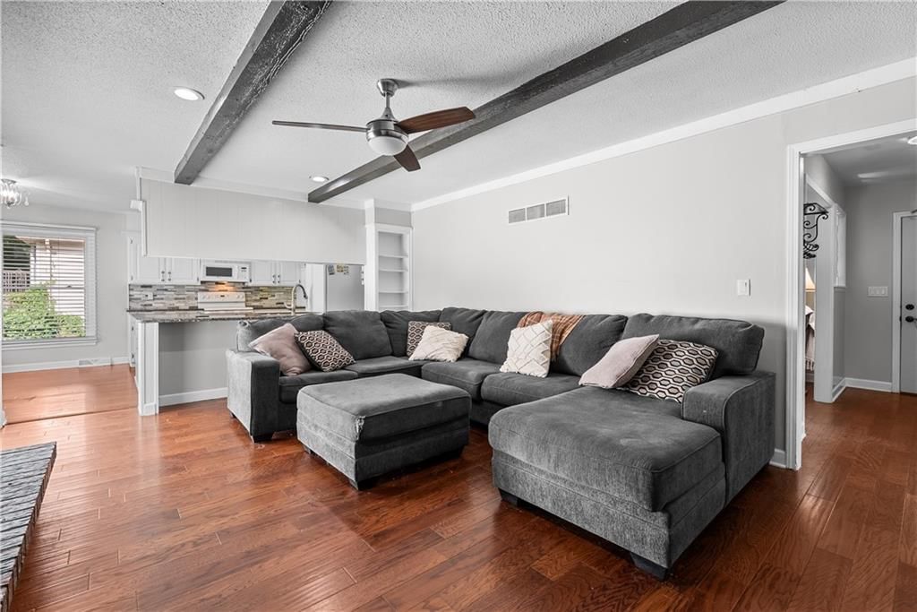 100 NW Locust Drive — photo 16