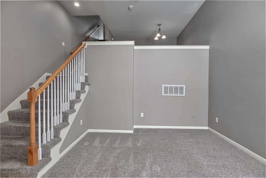 264 N Hedge Lane — photo 4