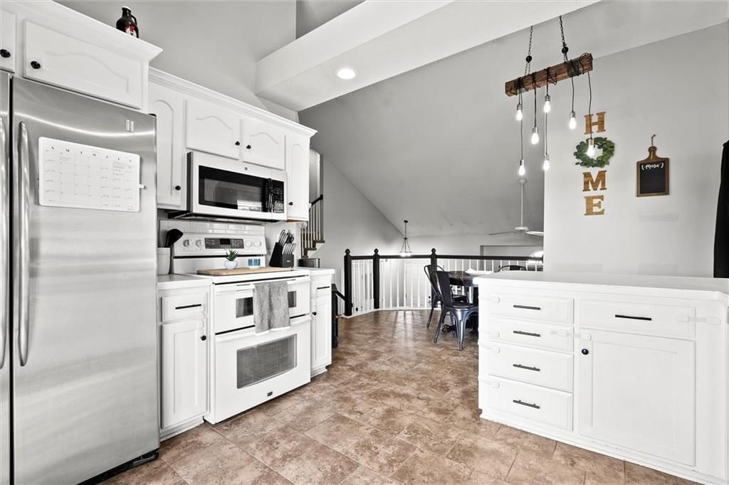 22091 Elm Street — photo 11