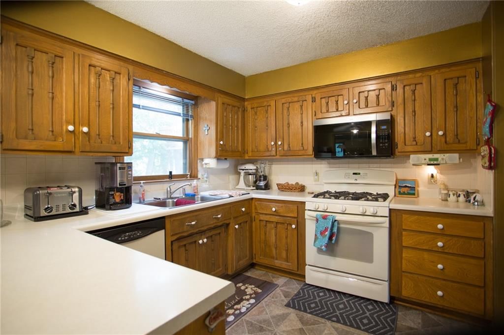 10513 W 70th Terrace — photo 9
