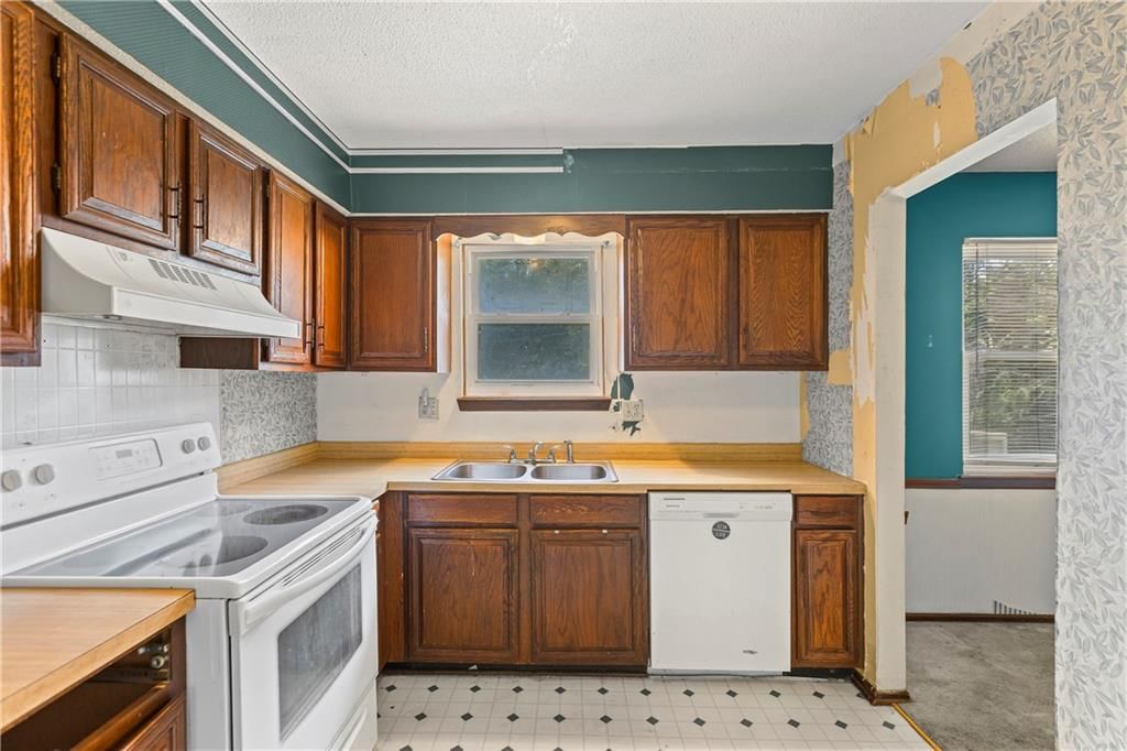 1425 W Poplar Street — photo 2