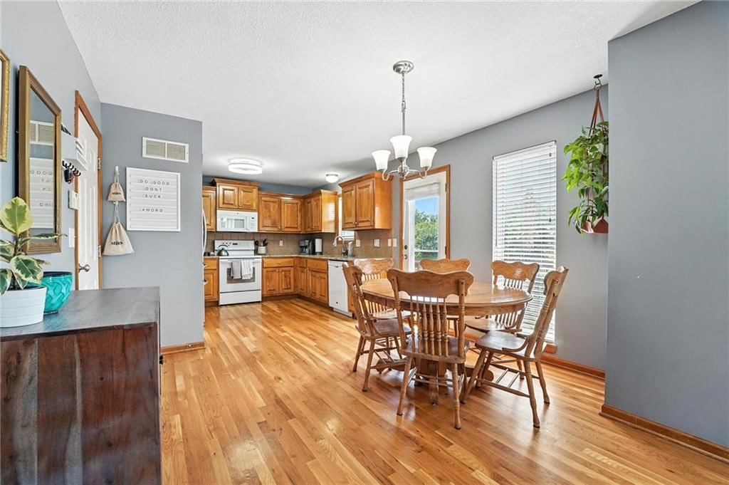 Photo 7 of 25 - 818 N Maple Street