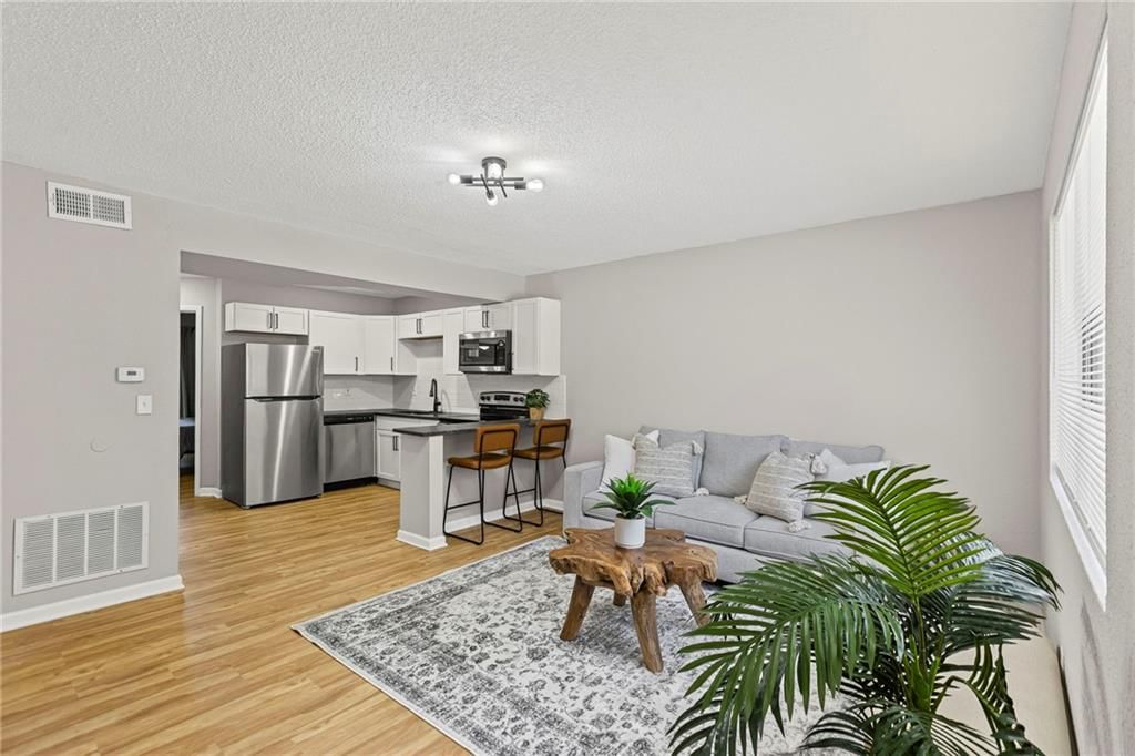 1502 W 25th Court — photo 2