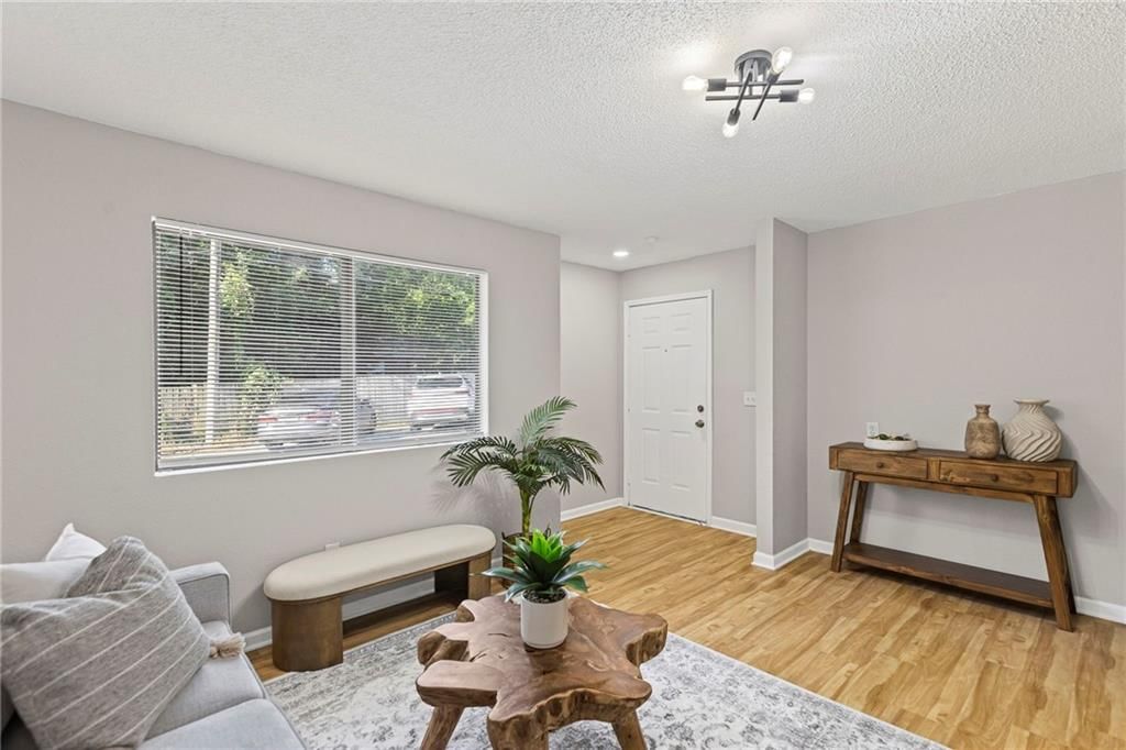 1502 W 25th Court — photo 3