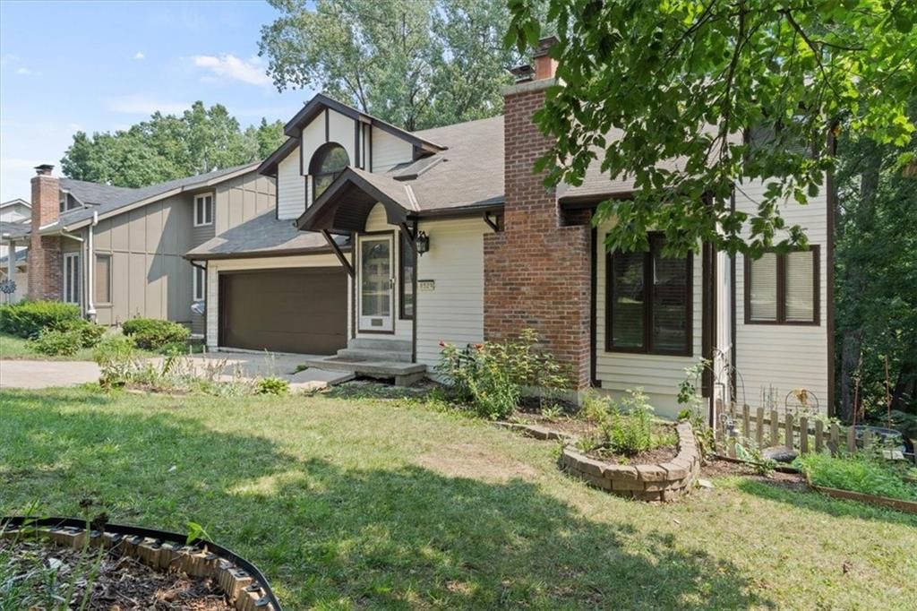 8529 N Troost Avenue — photo 2