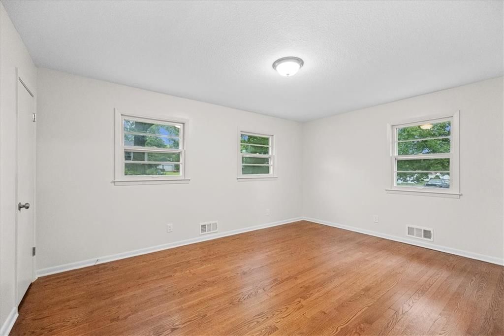 104 N June Street — photo 11
