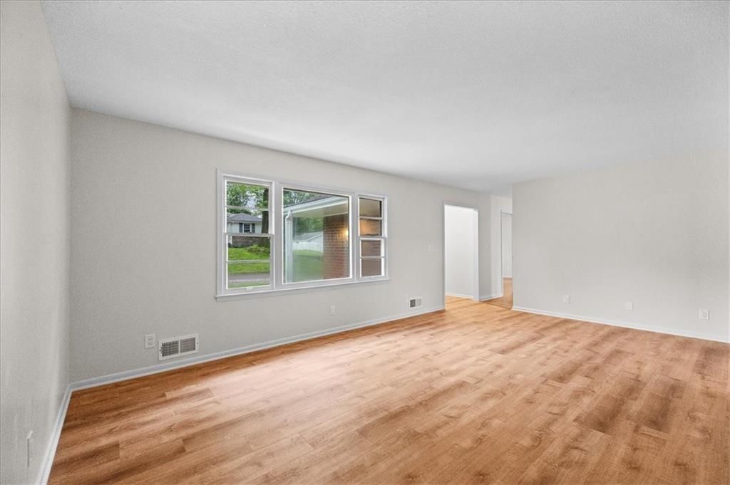 104 N June Street — photo 4