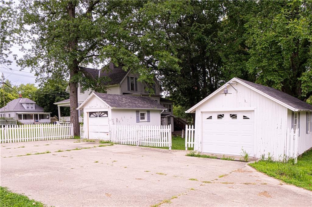 1004 E 2ND Street — photo 35