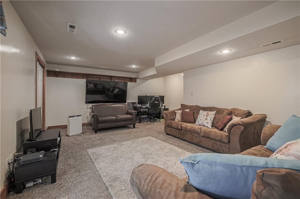 820 NE Country Lane — photo 17