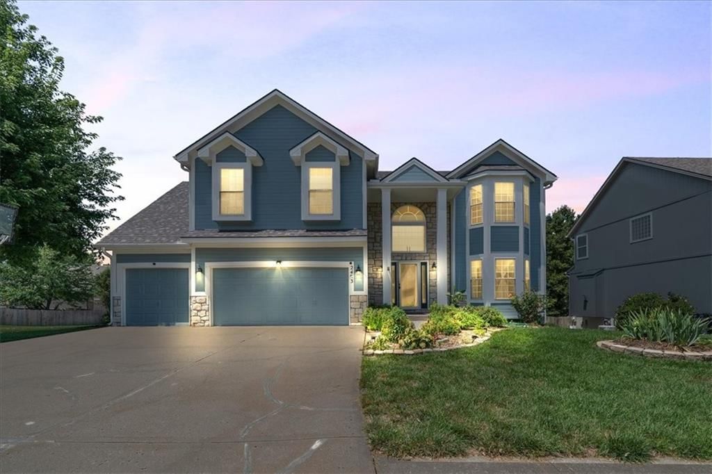 2403 NW Cove Drive, Blue Springs, MO