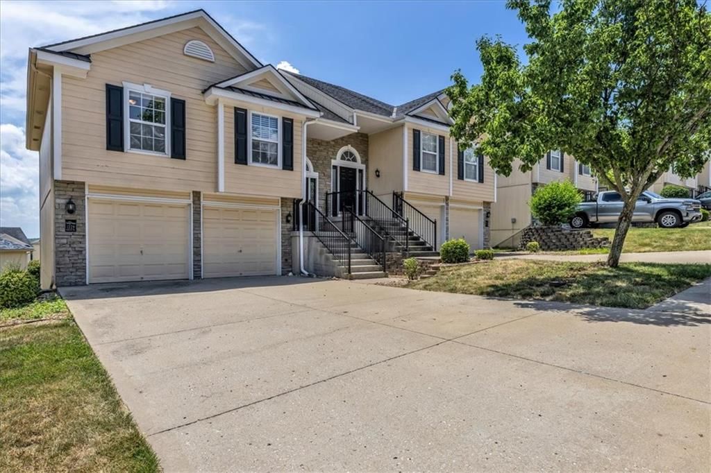 1229 NW Ashley Drive — photo 2