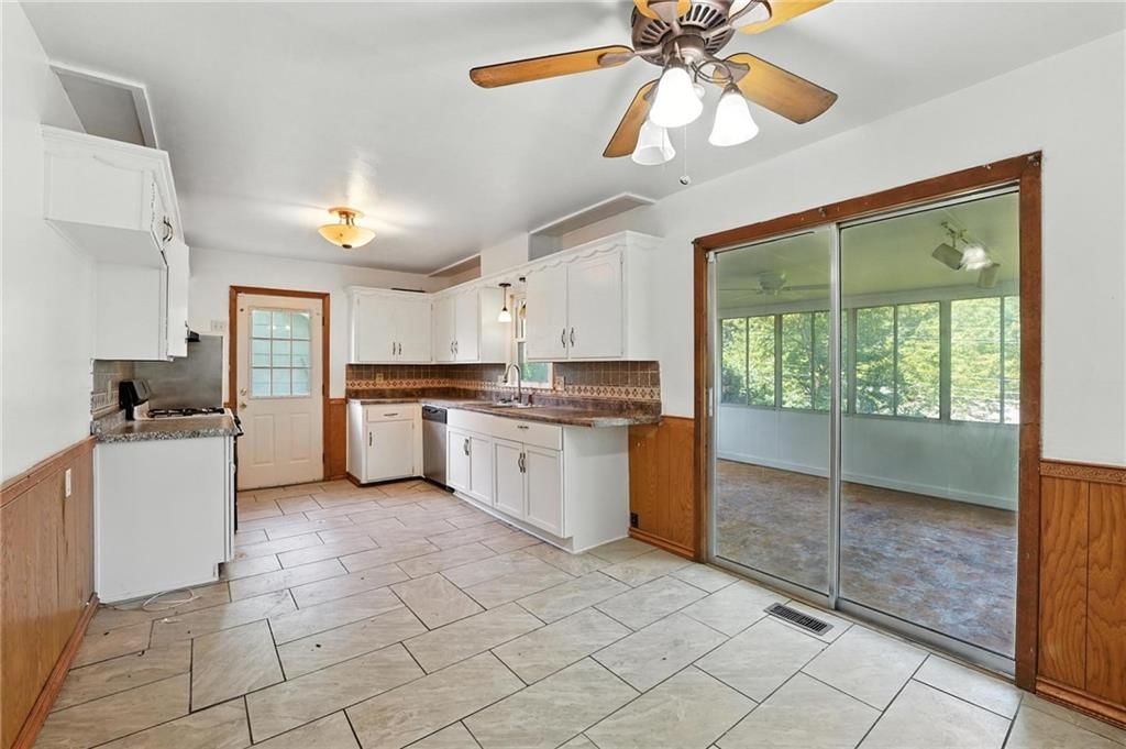 Photo 11 of 36 - 8502 CRESCENT Avenue