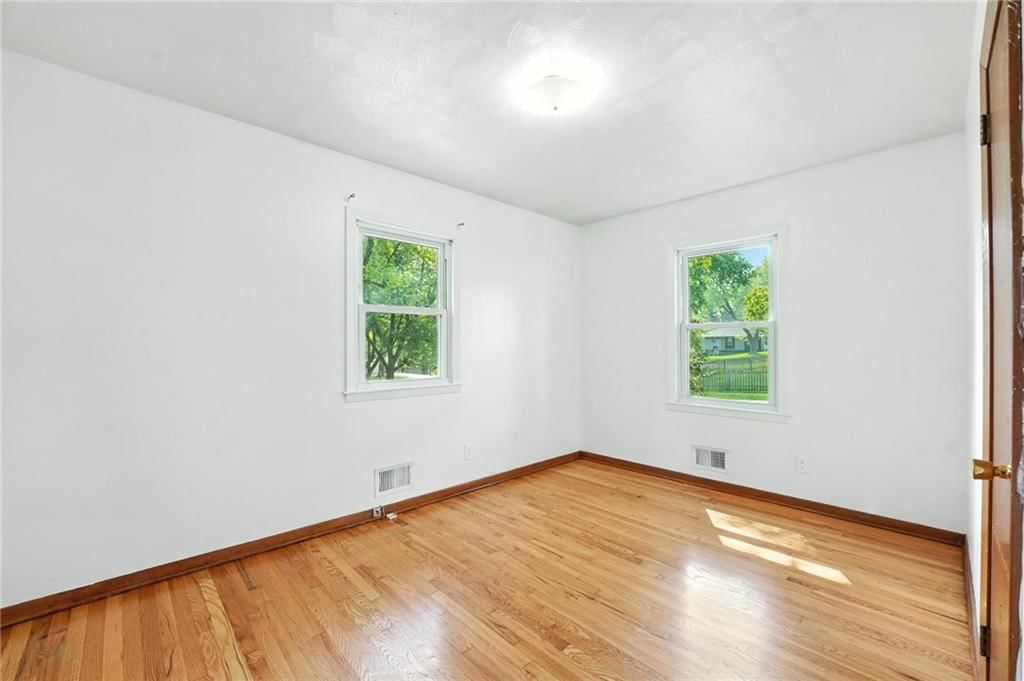 Photo 16 of 36 - 8502 CRESCENT Avenue