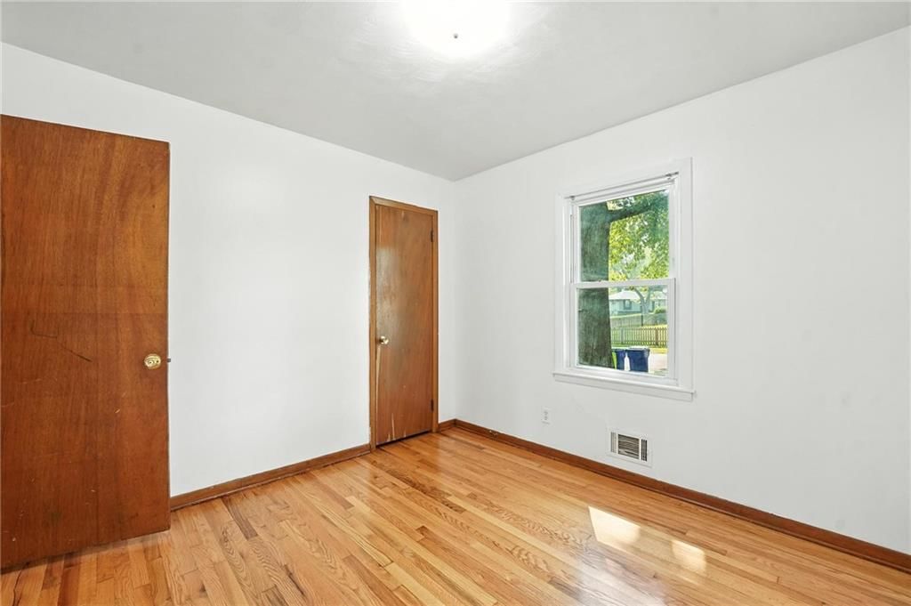 Photo 19 of 36 - 8502 CRESCENT Avenue