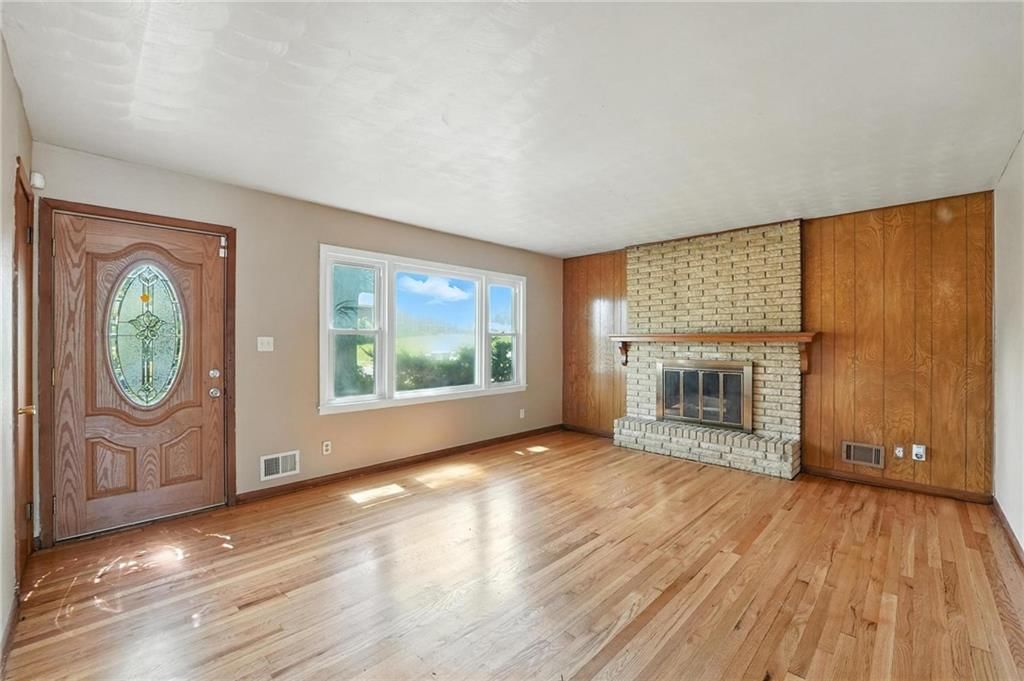 Photo 5 of 36 - 8502 CRESCENT Avenue
