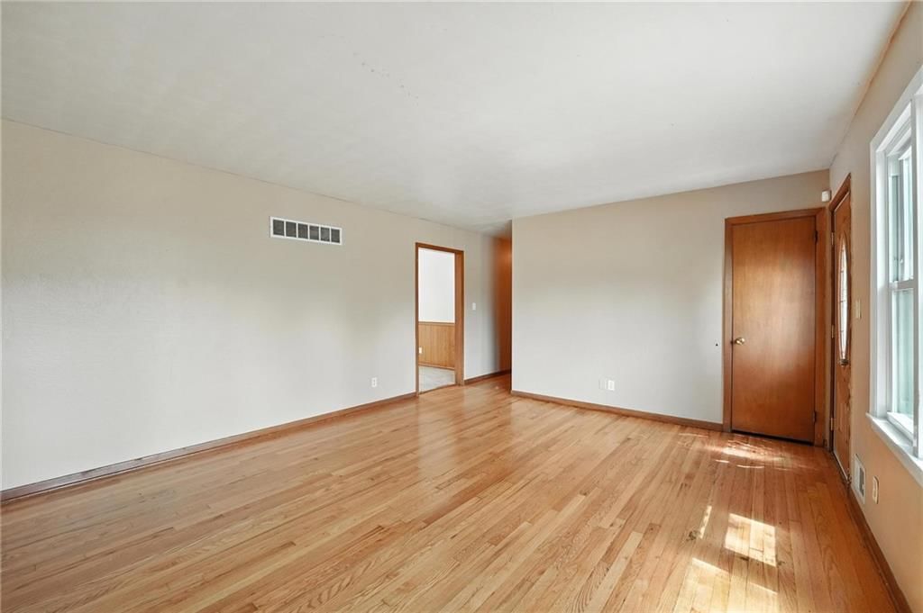 Photo 6 of 36 - 8502 CRESCENT Avenue