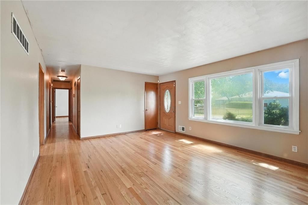 Photo 8 of 36 - 8502 CRESCENT Avenue