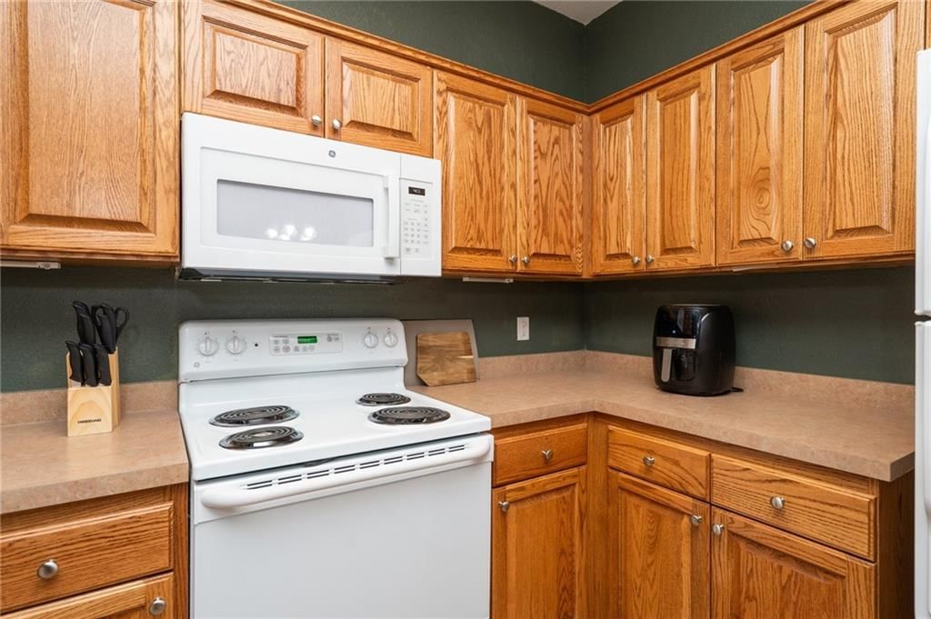 2418 Surrey Drive — photo 11