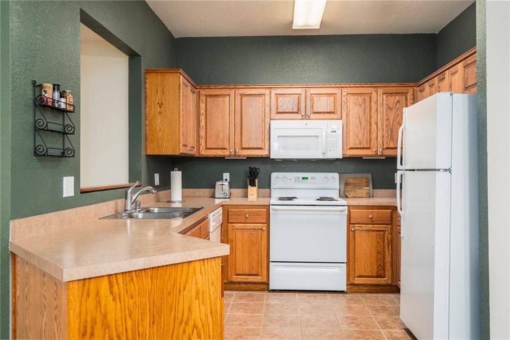 2418 Surrey Drive — photo 10