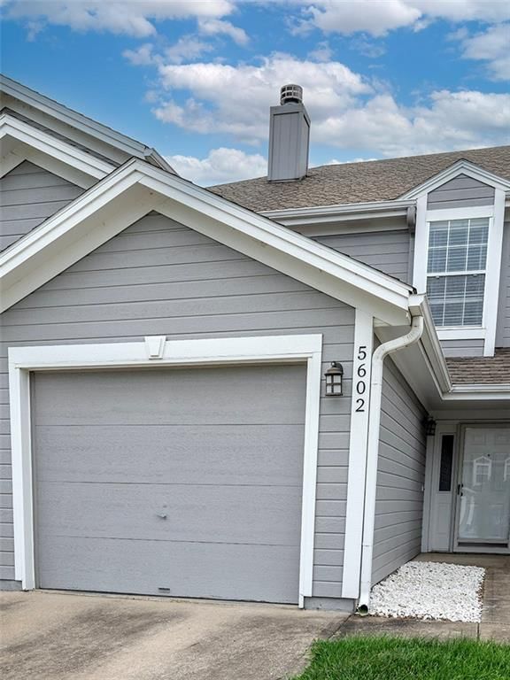 5602 NW Moonlight Meadow Court, Lee's Summit, MO
