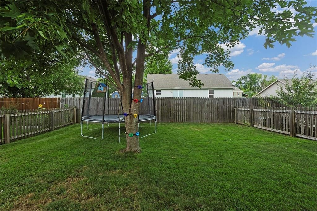 18708 Primrose Street — photo 32