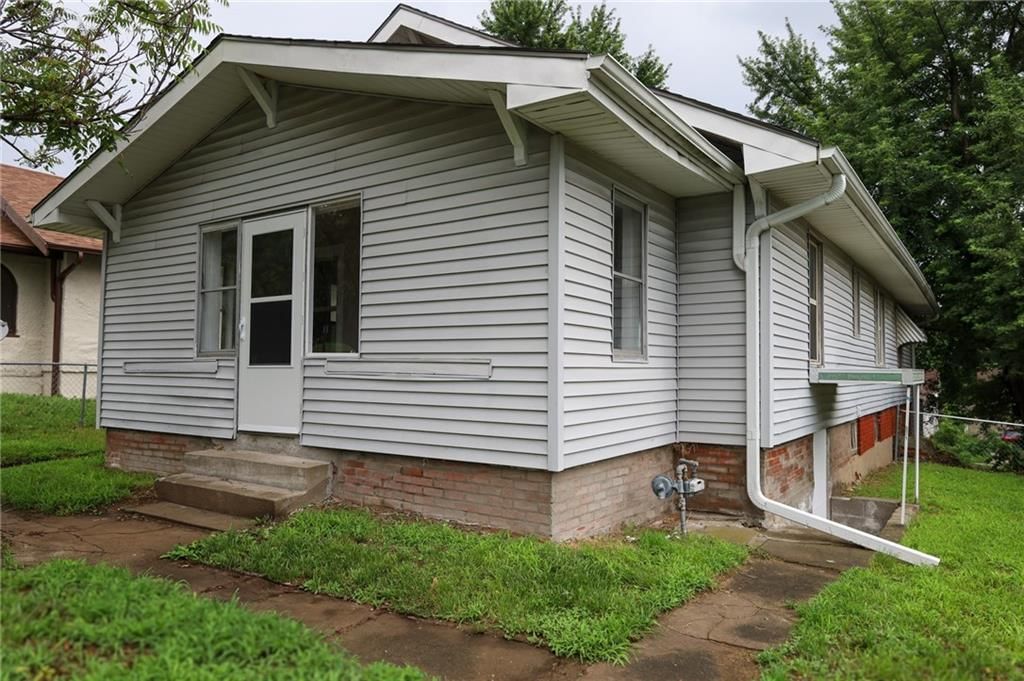 16 E Hyde Park Avenue — photo 2
