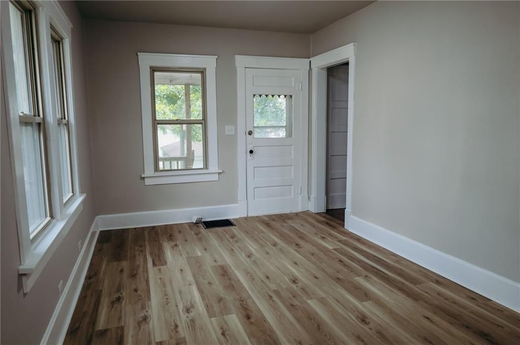 16 E Hyde Park Avenue — photo 12