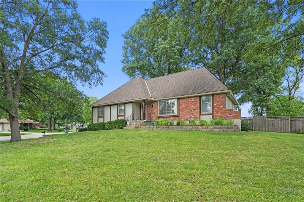 205 NW Shamrock Avenue — photo 3