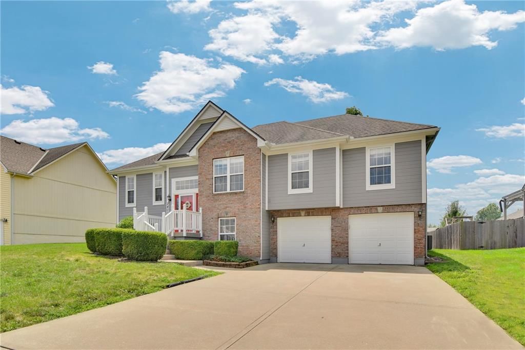 2405 NE Carousel Court — photo 2