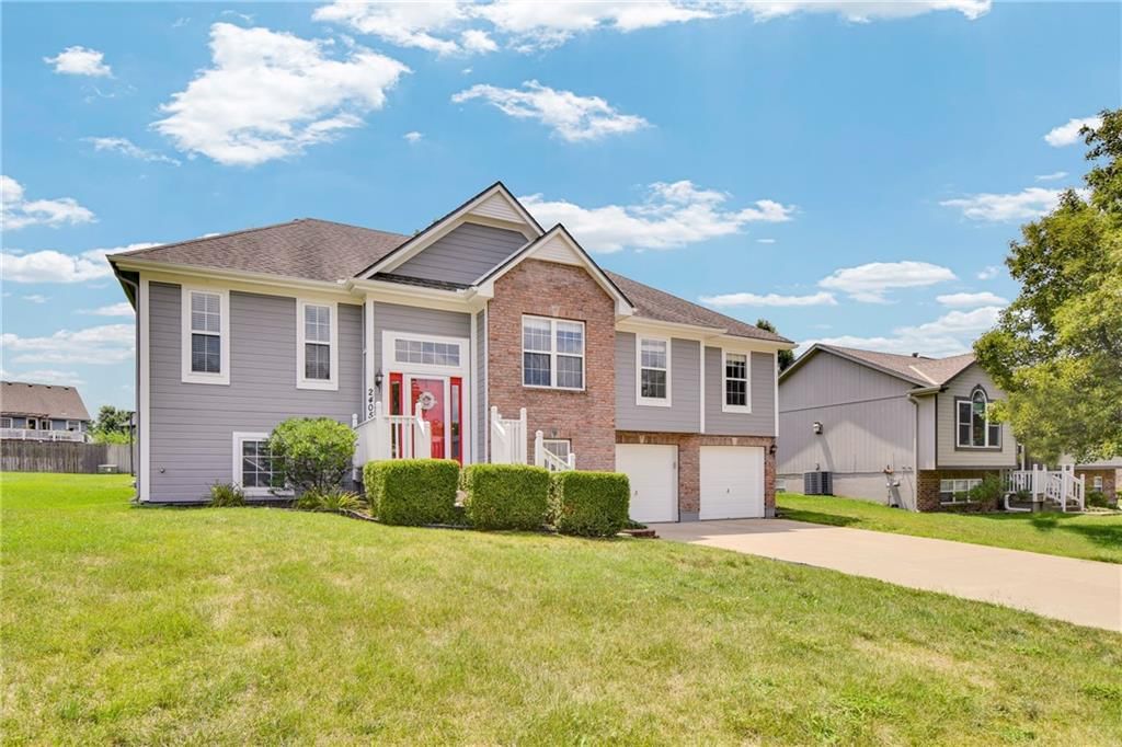 2405 NE Carousel Court — photo 3
