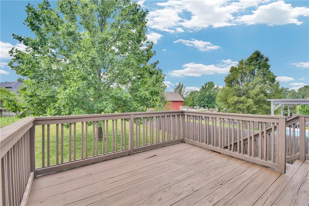 2405 NE Carousel Court — photo 32