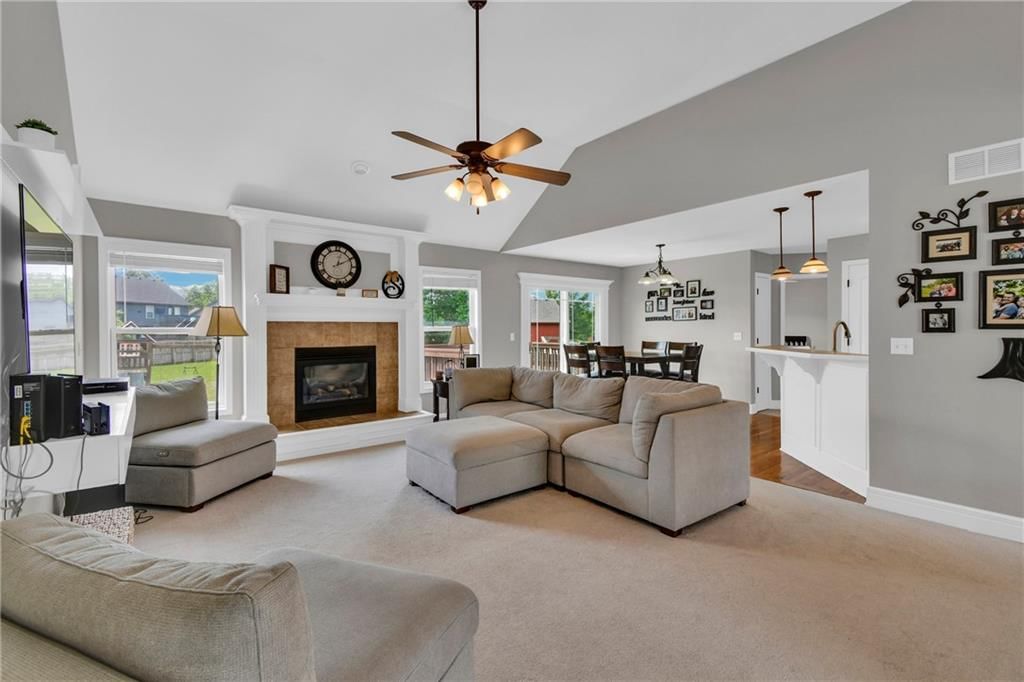 2405 NE Carousel Court — photo 9